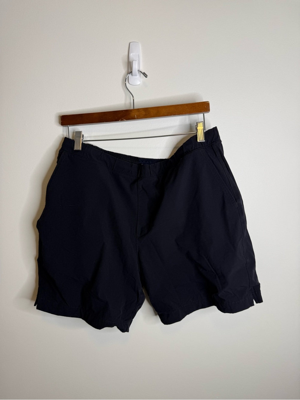Abercrombie & Fitch black Flat-Front Men's Shorts size large